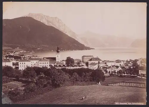 Fotografie Würthle & Spinnhirn, Salzburg, Ansicht Gmunden, Ortsansicht mit Kirche vom Calvarienberg gesehen, 26 x 18cm