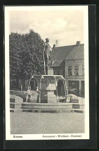 AK Husum, Friesin auf dem Asmussen-Woldsen-Brunnen