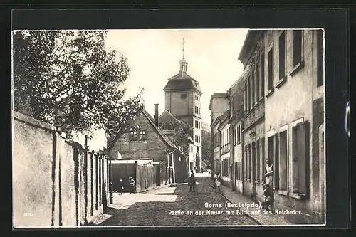 AK Leipzig-Borna, Strasse an der Mauer mit Blick auf das Reichstor