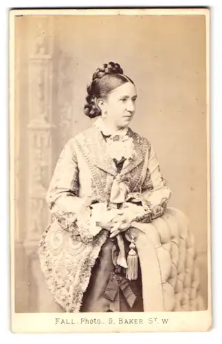 Fotografie T. Fall, London, 9 Baker Street, Portrait ältere Dame im reich bestickten Kleid mit Hochsteckzopf