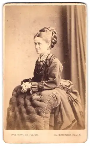 Fotografie W. S. Atwood, London, 113 Pentonville Road, Portrait junge Frau im Biedermeierkleid mit Kette und Zopf