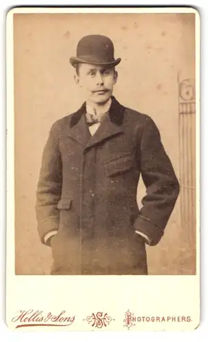 Fotografie Hellis & Sons, London, 13 Silver St. Notting Hill Gate, Portrait junger Mann im Tweed Mantel mit Melone