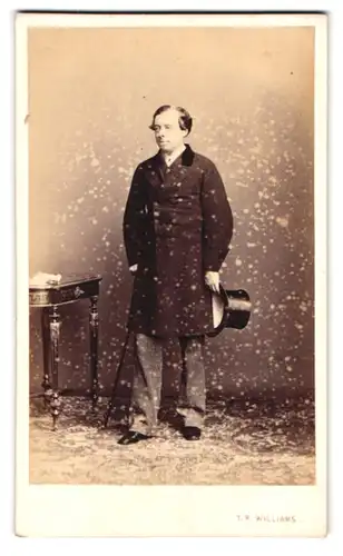 Fotografie T. R. William, London, 236 Regent Street, Portrait Mann im Mantel mit gestreifter Hose und Zylinder