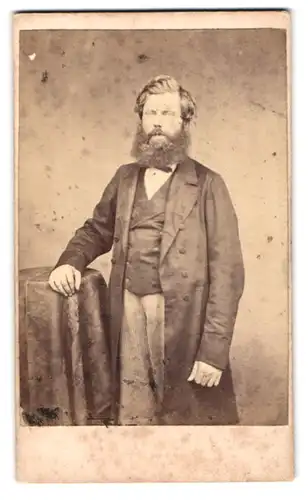 Fotografie Macandre W., London, 14 Regent Circus Picccadilly, Portrait Mann im Anzug mit Karl-Marx Bart
