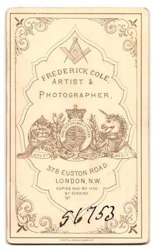 Fotografie D. Cole, London, 378 Euston Road, Portrait knabenhafter Junge im Frack mit Zylinder und Lederhandschuhen