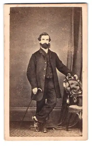 Fotografie British & Foreign Copying Compy., London, 102 Fleet Street, Portrait vollbärtiger Mann im Anzug mit Gehstock