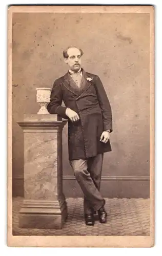 Fotografie W. W. Law & Son, Northampton, 49 Cold Street, Portrait älterer Herr im Anzug mit Halbglatze