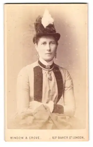 Fotografie Window & Grove, London, 63a Baker Street, Portrait junge Frau im schicken Kleid mit Hut und Brosche