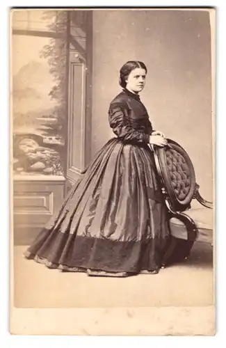 Fotografie J. Ballantine, Cumnock, Portrait junge Schottin im Biedermeierkleid mit zurückgebundenen Haaren