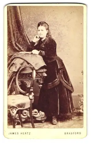 Fotografie James Hertz, Bradford, 1 Lumb Lane, Portrait junge Frau im samtenen Kleid mit Locken