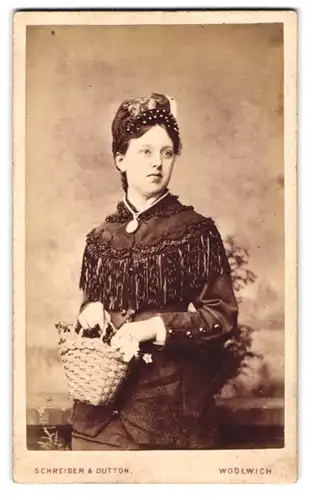 Fotografie Schreiber & Dutton, Woolwich, 101 Wellington Street, Portrait hübsche junge Frau im fransenkleid mit Hut