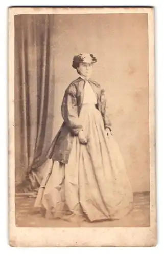 Fotografie Mr. C. Hood, London, 138 Camberwell Rd., Portrait Dame im hellen weiten Kleid mit Hut