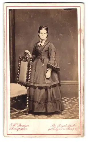 Fotografie E. W. Procktor, London, 90 Edgware Road, Portrait Dame im Biedermeierkleid mit Rüschenkragen
