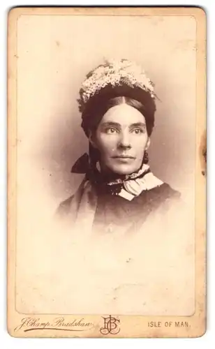 Fotografie F. Champion Bradshaw, Douglas, 40 Finch Road, Portrait Dame im Kleid mit Haube