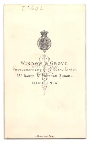 Fotografie Window & Crove, London, 63a Baker Street, Portrait junge Frau im Pelzmantel mit Hut