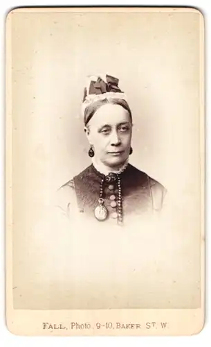 Fotografie T. Fall, London, 9-10 baker Street, Portrait ältere Frau mit Kette und Brosche trägt Haube