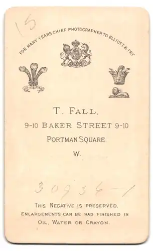 Fotografie T. Fall, London, 9-10 baker Street, Portrait ältere Frau mit Kette und Brosche trägt Haube