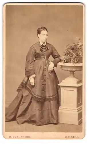 Fotografie H. Cox, London, 12 Dalston Terrace, Portrait Dame im Biedermeierkleid mit Zopf