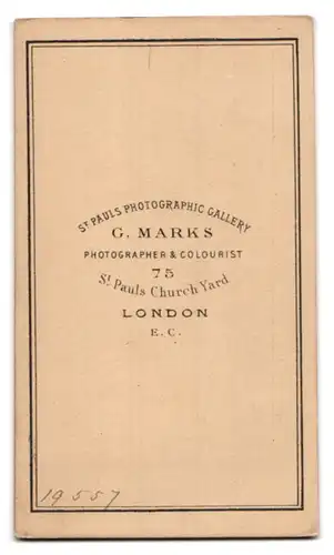 Fotografie G. Marks, London, 75 St. Pauls Church Yard, Portrait Dame im Rüschenkleid mit Zopf und Kette