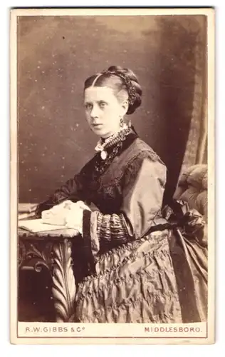 Fotografie R. W. Gibbs & Co., Middlesboro, 20 Wilson Street, Portrait ältere Dame im seidenen Kleid mit Zopf