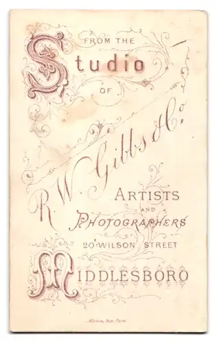 Fotografie R. W. Gibbs & Co., Middlesboro, 20 Wilson Street, Portrait ältere Dame im seidenen Kleid mit Zopf