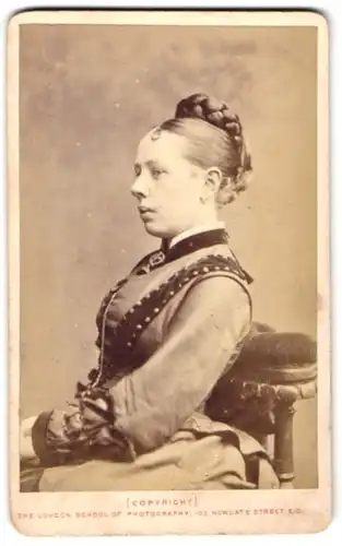 Fotografie Bradshaw & Godart, London, 103 Newgate Street, Portrait züchtige junge Frau im Kleid mit Zopf