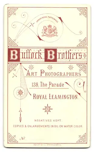 Fotografie Bullock Brothers, Royal Leamington, 138 The Parade, Portrait junge Frau mit Rüschenkragen und Locken