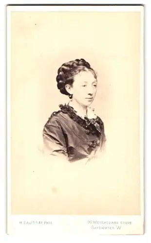 Fotografie H. Daubray, Bayswater, 90 Westbourne Grove, Portrait junge Frau im Kleid mit Zopf und gepunkteter Fliege