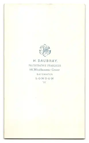 Fotografie H. Daubray, Bayswater, 90 Westbourne Grove, Portrait junge Frau im Kleid mit Zopf und gepunkteter Fliege