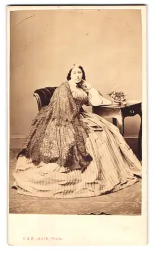Fotografie C. & R. Lavis, London, 135 Regent St., Portrait junge Frau im Reifrock Kleid mit Überwurf