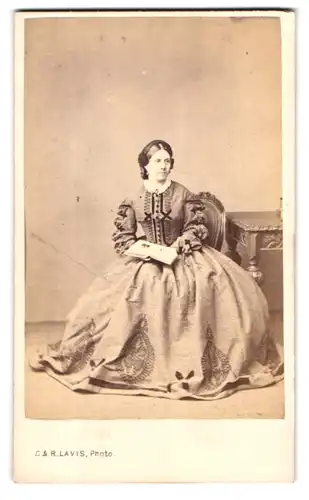 Fotografie L. & R. Lavis, London, 135 Regent Street, Portrait Dame im Reifrock Kleid mit Zöpfen