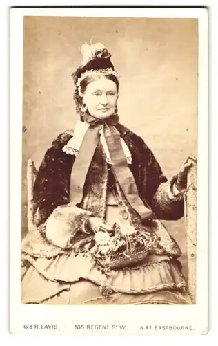 Fotografie G. & R. Lavis, London, 135 Regent Street, Portrait ältere Dame im Kleid mit Pelzjacke und Haube