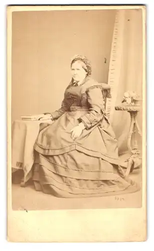 Fotografie J. Hartherill, Bermondsey, 3 Jamaica Terrace, Portrait korpulente Frau im Biedermeierkleid mit Haarschmuck