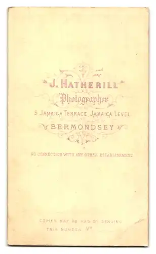 Fotografie J. Hartherill, Bermondsey, 3 Jamaica Terrace, Portrait korpulente Frau im Biedermeierkleid mit Haarschmuck