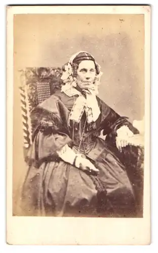 Fotografie David Hains, Kensington, 28 Upper Phillimore Place, Portrait alte Frau im weiten Kleid mit Locken und Haube
