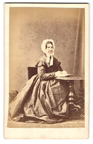 Fotografie David Hains, Kensington, 28 Upper Phillimore Place, Portrait alte Frau im Biedermeierkleid mit Haube