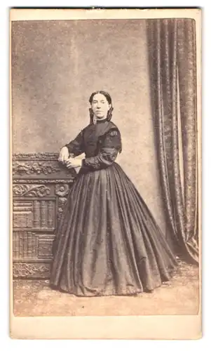 Fotografie Edwin Cocking, Peckham, Queens Road, Portrait Dame im schwarzen Biedermeierkleid mit Locken