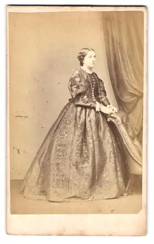 Fotografie Rousseau and Dendy, Peckham, 28 Hanover St., Portrait Dame im Biedermeierkleid mit Zöpfen