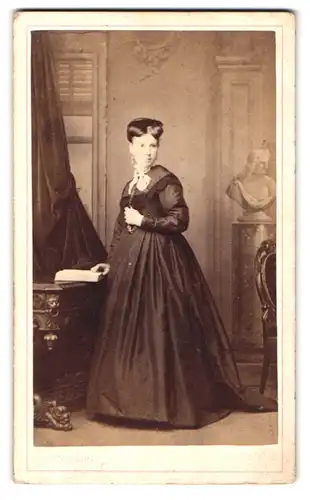 Fotografie Scott & Son, Carlisle, Devonshire Street, Portrait hübsche junge Frau im dunklen Kleid mit Rüschenkragen