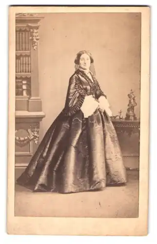 Fotografie W. T: & R. Gowland, York, 14 Ogleforth, Portrait ältere Dame im weiten Kleid mit Schleier und Zöpfen