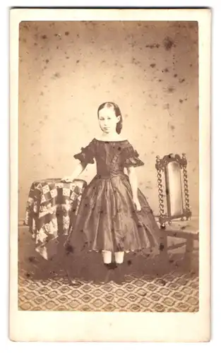 Fotografie Stanley, Coventry, 32 Hertford St., Portrait kleines Mädchen im dunklen Kleid mit zurückgebundenen Haaren