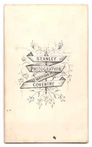 Fotografie Stanley, Coventry, 32 Hertford St., Portrait kleines Mädchen im dunklen Kleid mit zurückgebundenen Haaren