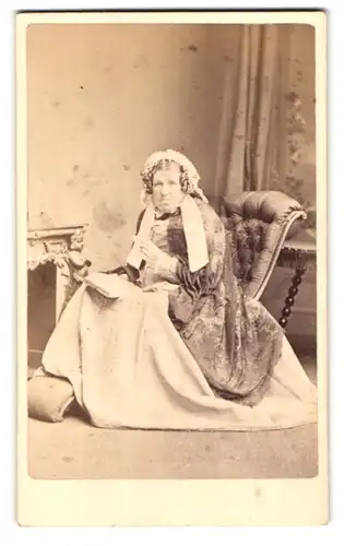 Fotografie B. J. Edwards, London, 6 The Grove Hackney, Portrait alte Frau im weissen Kleid mit Tüllüberwurf und Haube