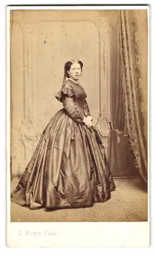 Fotografie J. Berra, Manchester, 65 Market Street, Portrait Dame im seidenen Kleid mit Zöpfen