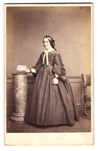 Fotografie The London Stereoscopic a. Photographic Company, London, 54 Cheapside, Portrait korpulente Frau im Kleid