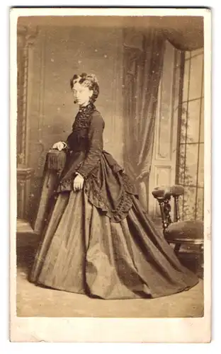 Fotografie Stuart Brothers, Knightsbridge, 47 Bromton Road, Portrait hübsche junge Frau im Biedermeierkleid mit Locken