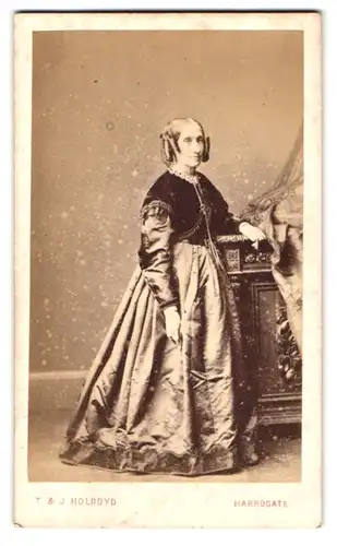 Fotografie T. & J. Holroyd, Harrogate, Esplanade House, Portrait alte Frau im Biedermeierkleid mit Locken