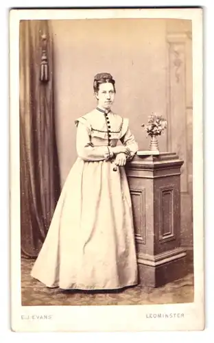 Fotografie E. J. Evans, Leominster, South Street, Portrait junge Frau im weissen Kleid mit Hochsteckfrisur