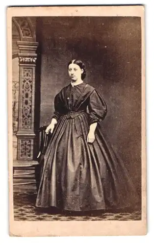 Fotografie British & Foreign Copying, London, 102 Fleet Street, Portrait junge Dame im Biedermeierkleid mit Puffärmeln