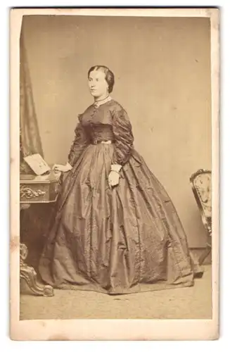 Fotografie Edwin Sutton, London, 204 Regent Street, Portrait junge Frau im Reifrock Kleid mit zurückgebundenen Haaren